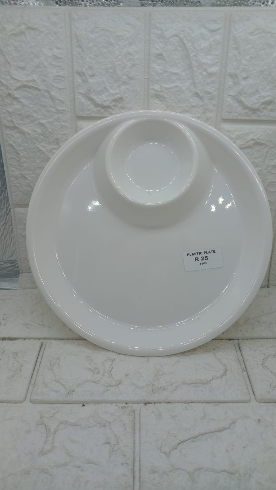 PLASTIC PLATE