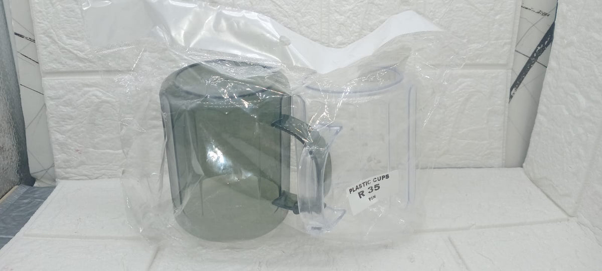 SET OF PLASTIC CUPS